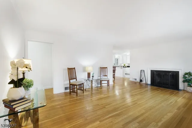 a view of livingroom with furniture