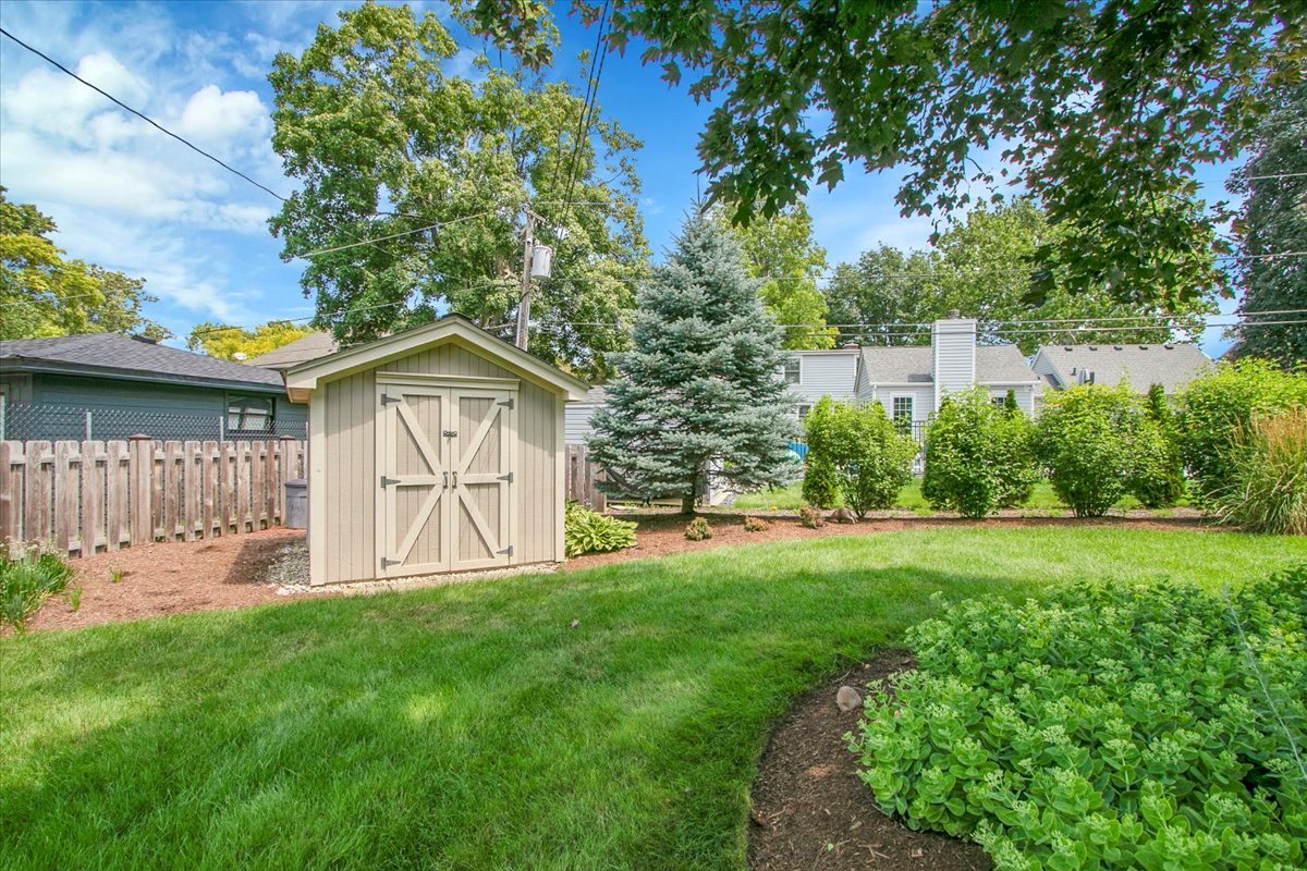 443 Lombard Road Itasca, IL 60143 - Photo 36 of 43 a garden view with a seating space