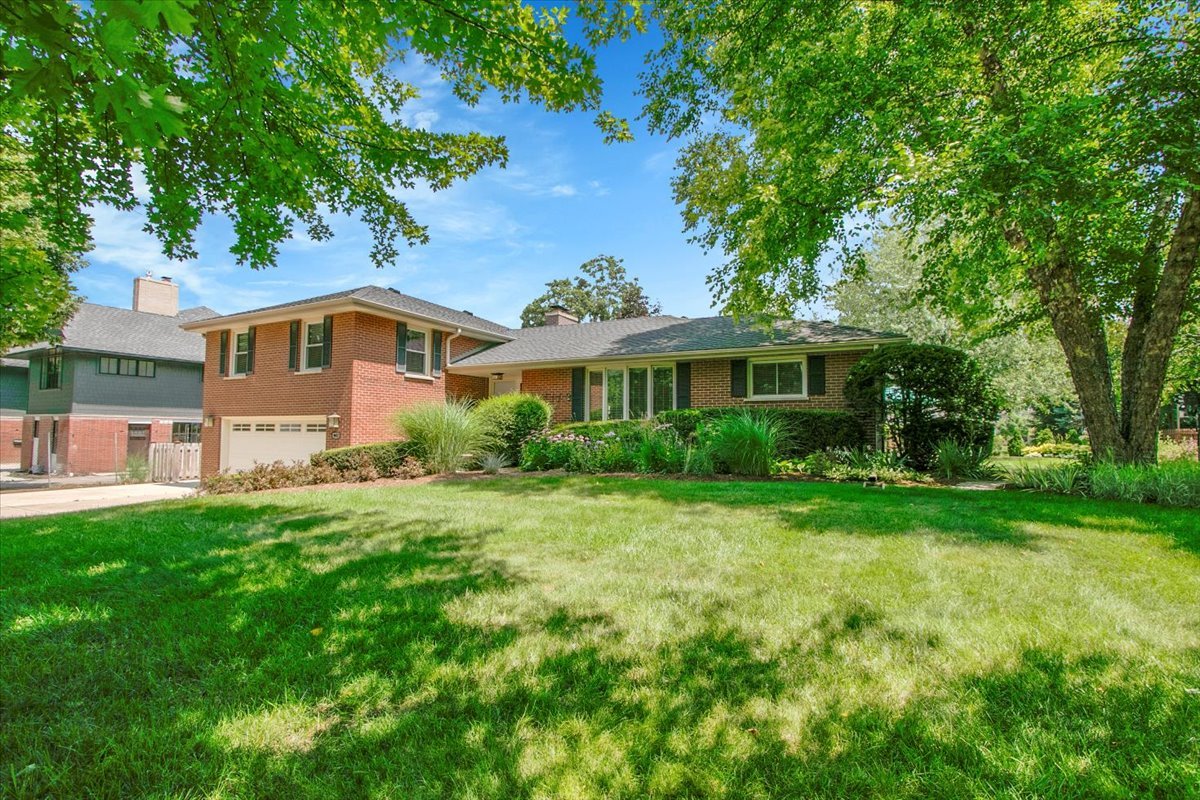 443 Lombard Road Itasca, IL 60143 - Photo 4 of 43 a front view of a house with a yard
