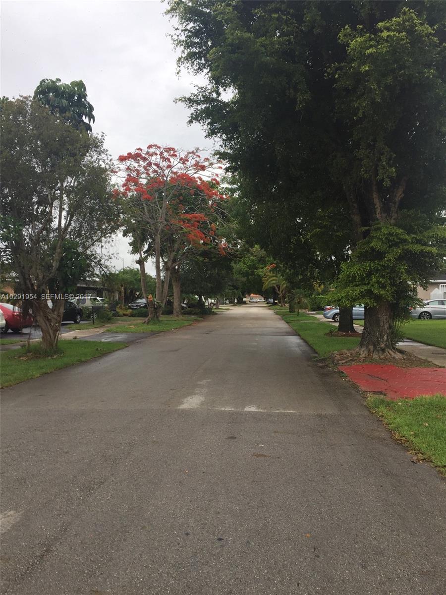 4552 Southwest 127th Court Miami, FL 33175 - Photo 3 of 19