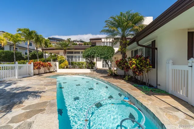 a view of a house with backyard
