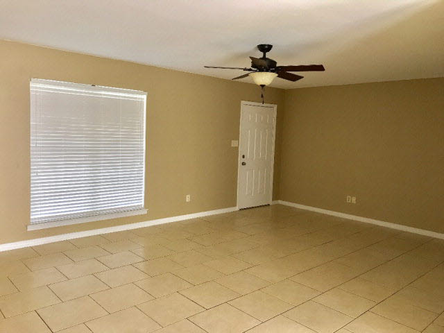 947 Summerton Drive Foley, AL 36535 - Photo 2 of 15 Living Room