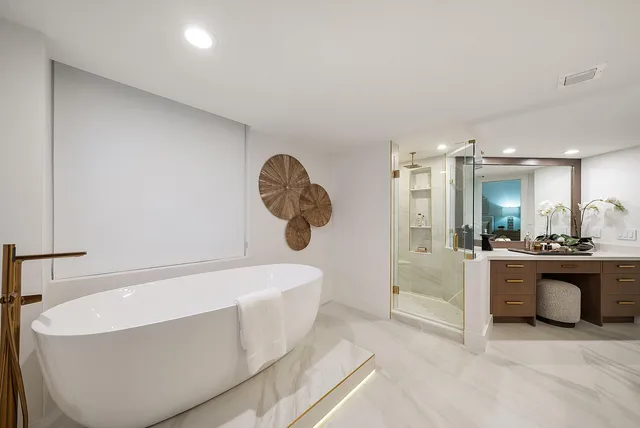 a large tub sitting in a en suite bathroom