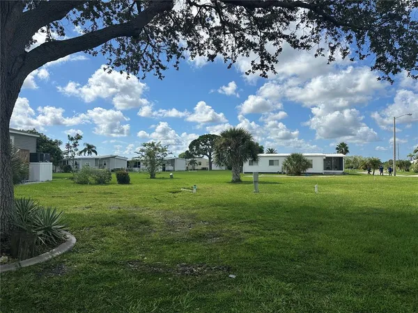 a view of yard with green space