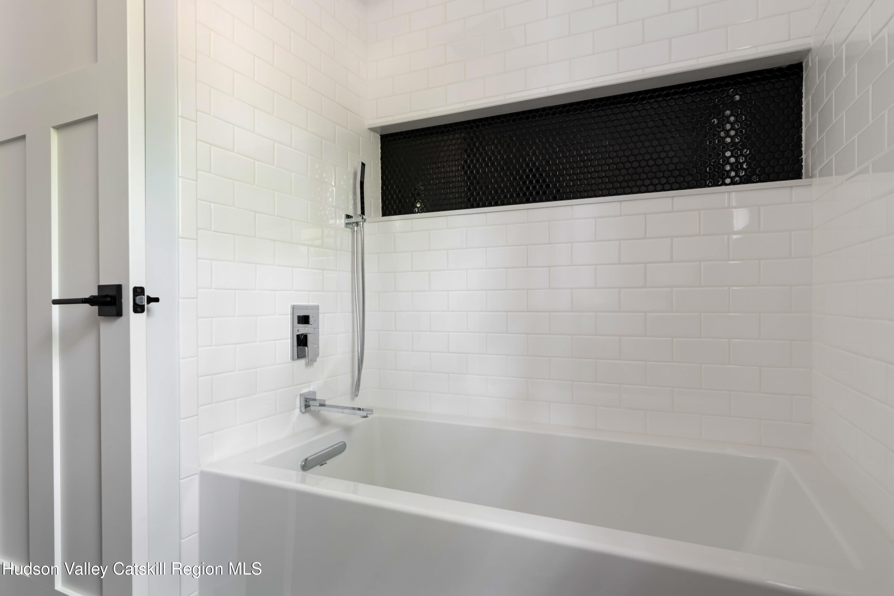 1980 Sleepy Hollow Road Athens, NY 12015 - Photo 24 of 40 a bathroom with a bathtub