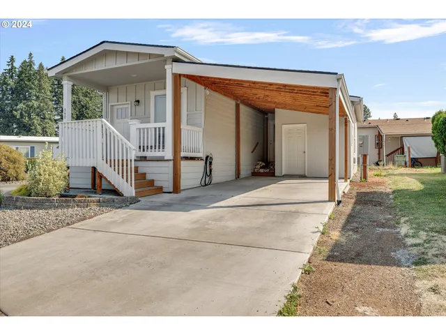 a view of a house with backyard