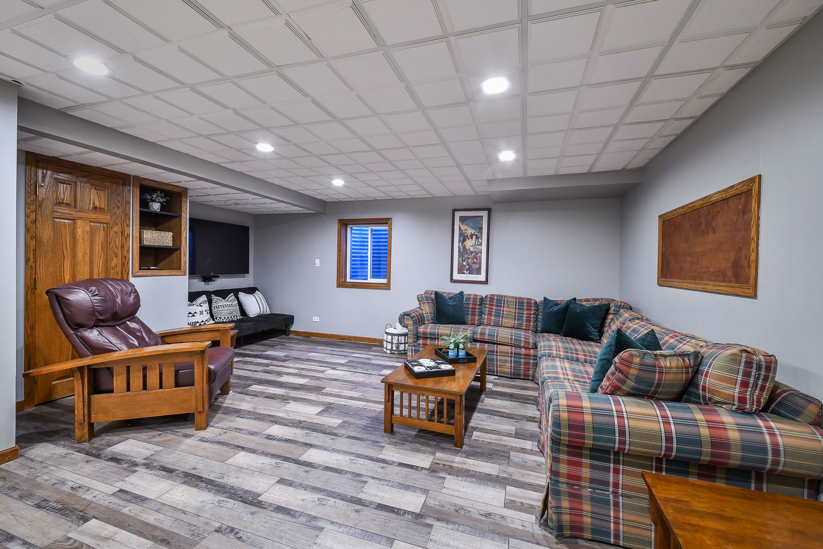 1206 Beckman Lane Batavia, IL 60510 - Photo 28 of 42 a living room with furniture and a flat screen tv