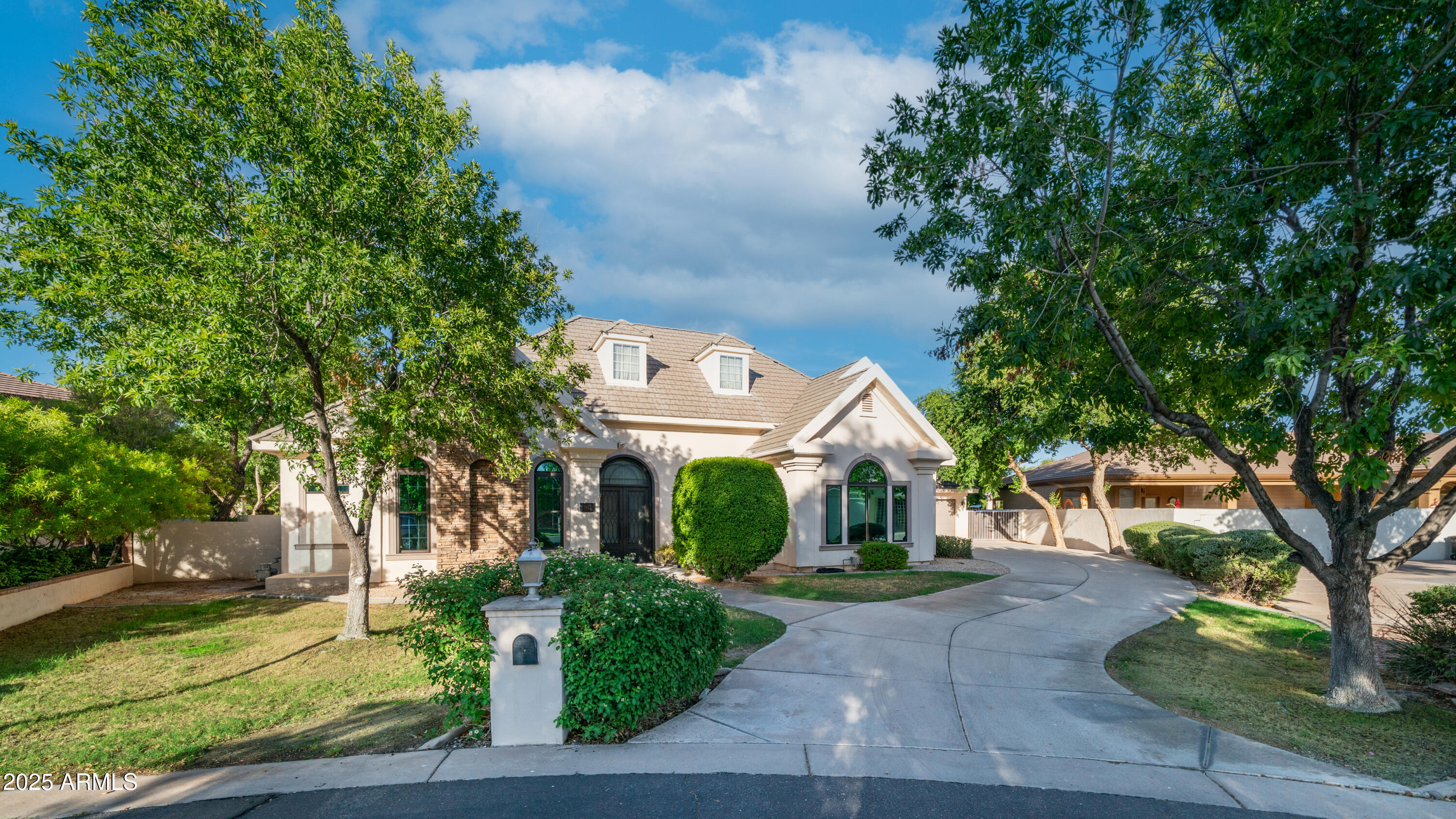 7467 South Rita Lane Tempe, AZ 85283 - Photo 108 of 111 a front view of a house with garden