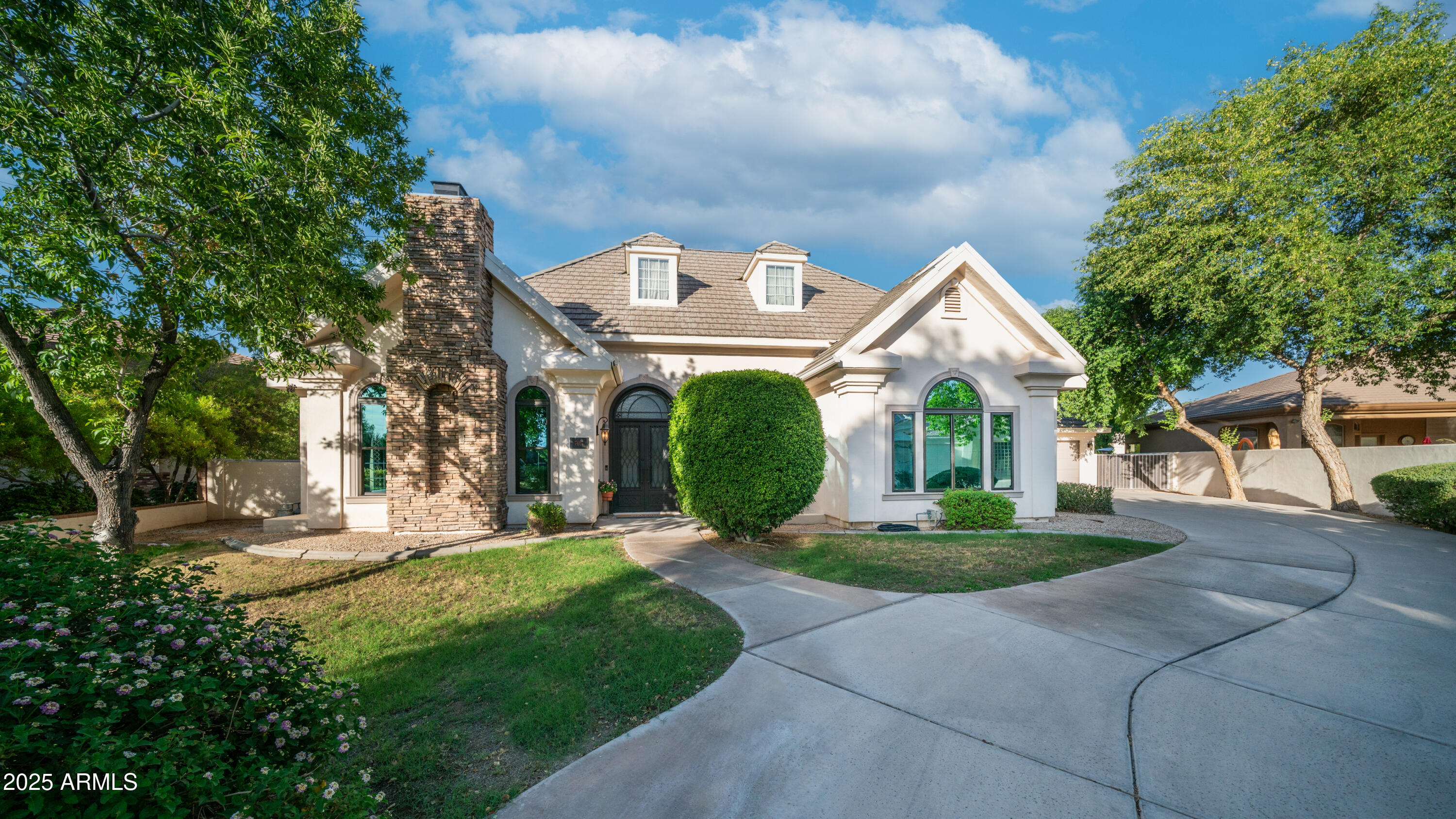 7467 South Rita Lane Tempe, AZ 85283 - Photo 34 of 111 a front view of a house with garden