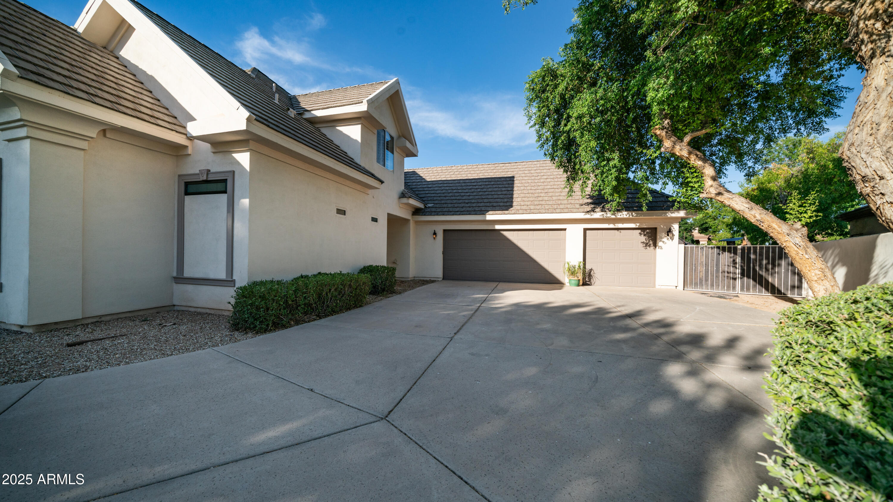 7467 South Rita Lane Tempe, AZ 85283 - Photo 99 of 111 a view of a white house with a large tree