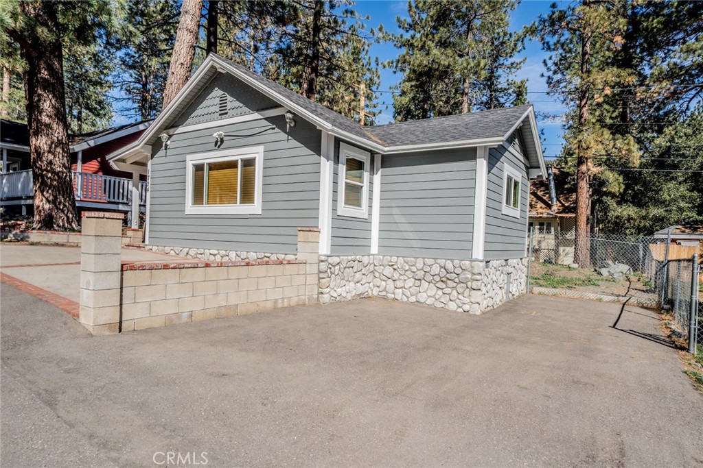 1724 Thrush Road Wrightwood, CA 92397 - Photo 4 of 39 front view of house with a yard