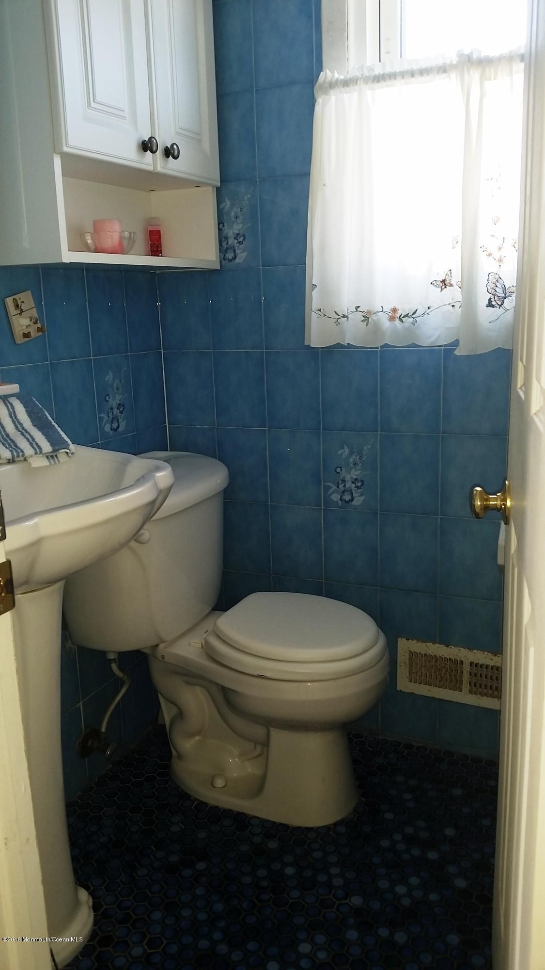 75 Nottingham Drive Brick, NJ 08724 - Photo 11 of 33 Powder room