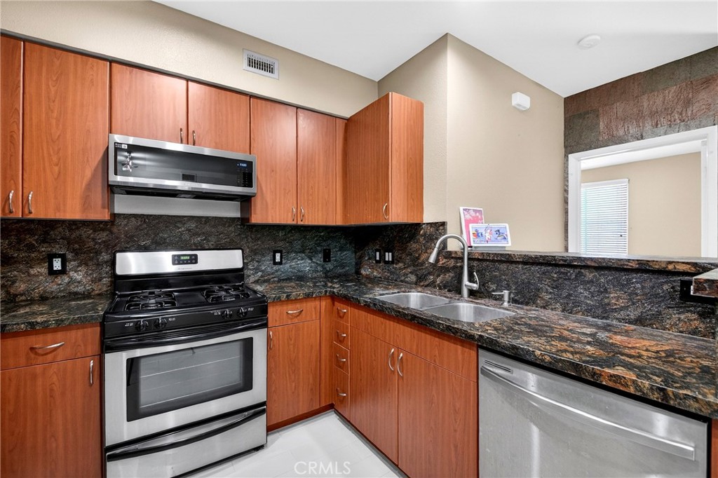 1801 East Katella Avenue, Unit 2139 Anaheim, CA 92805 - Photo 7 of 36 Stainless steel appliances