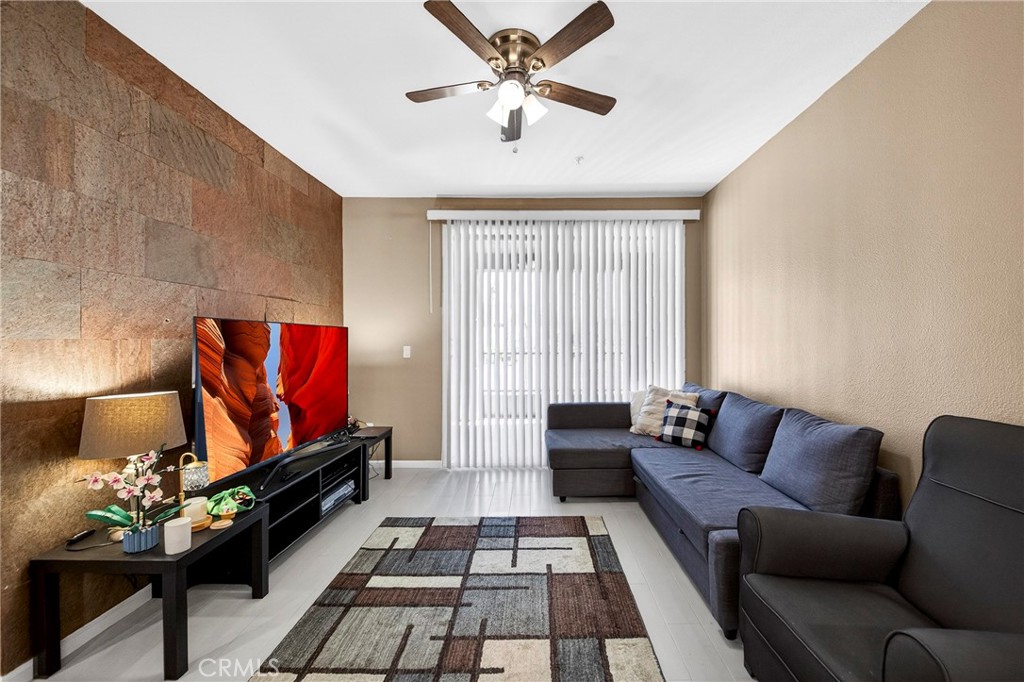 1801 East Katella Avenue, Unit 2139 Anaheim, CA 92805 - Photo 9 of 36 Living area