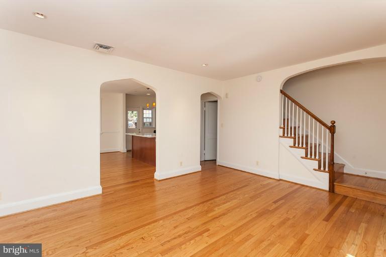 4 Dunkirk Road Baltimore, MD 21212 - Photo 2 of 26 Living Room