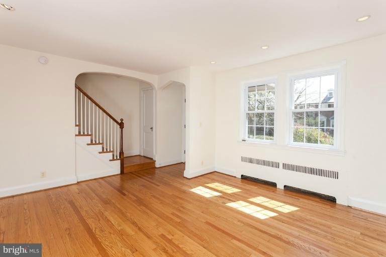 4 Dunkirk Road Baltimore, MD 21212 - Photo 15 of 26 Living Room