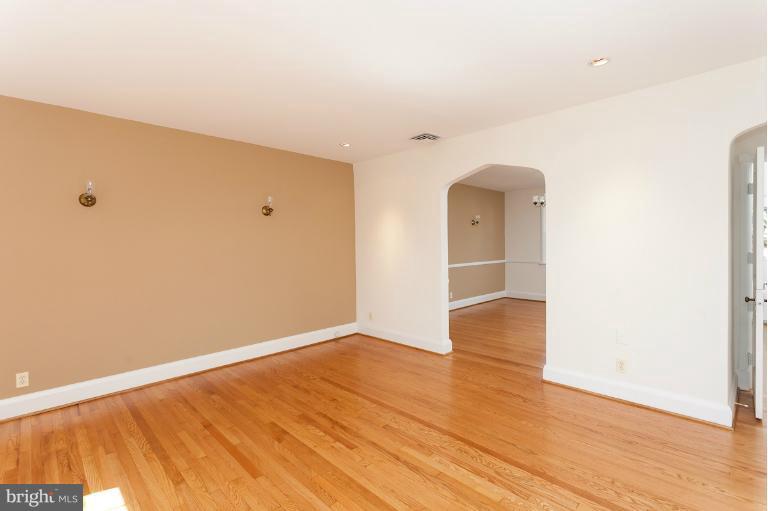 4 Dunkirk Road Baltimore, MD 21212 - Photo 22 of 26 Living Room
