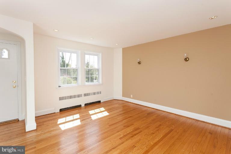 4 Dunkirk Road Baltimore, MD 21212 - Photo 24 of 26 Living Room