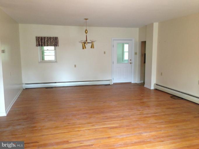10736 Liberty Road Frederick, MD 21701 - Photo 4 of 27 Living Room