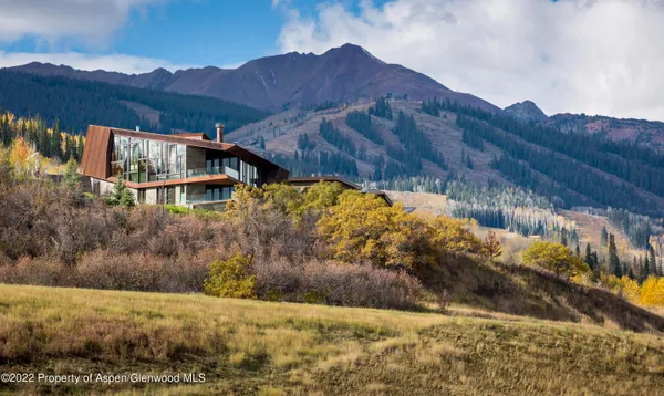 a view of back yard of the house