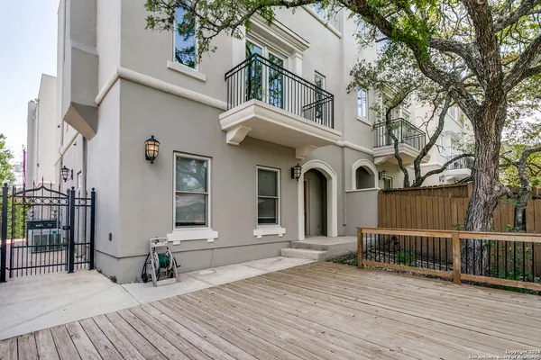 $3,200 | 231 East Mulberry Avenue, Unit 2, San Antonio, TX 78212