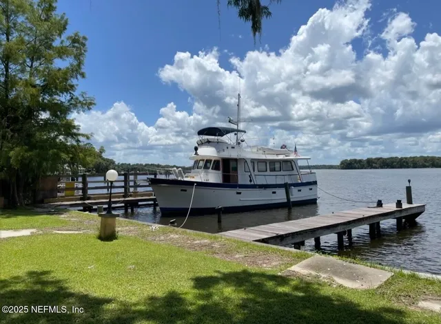 $999,999 | 603 Front Street, Welaka, FL 32193