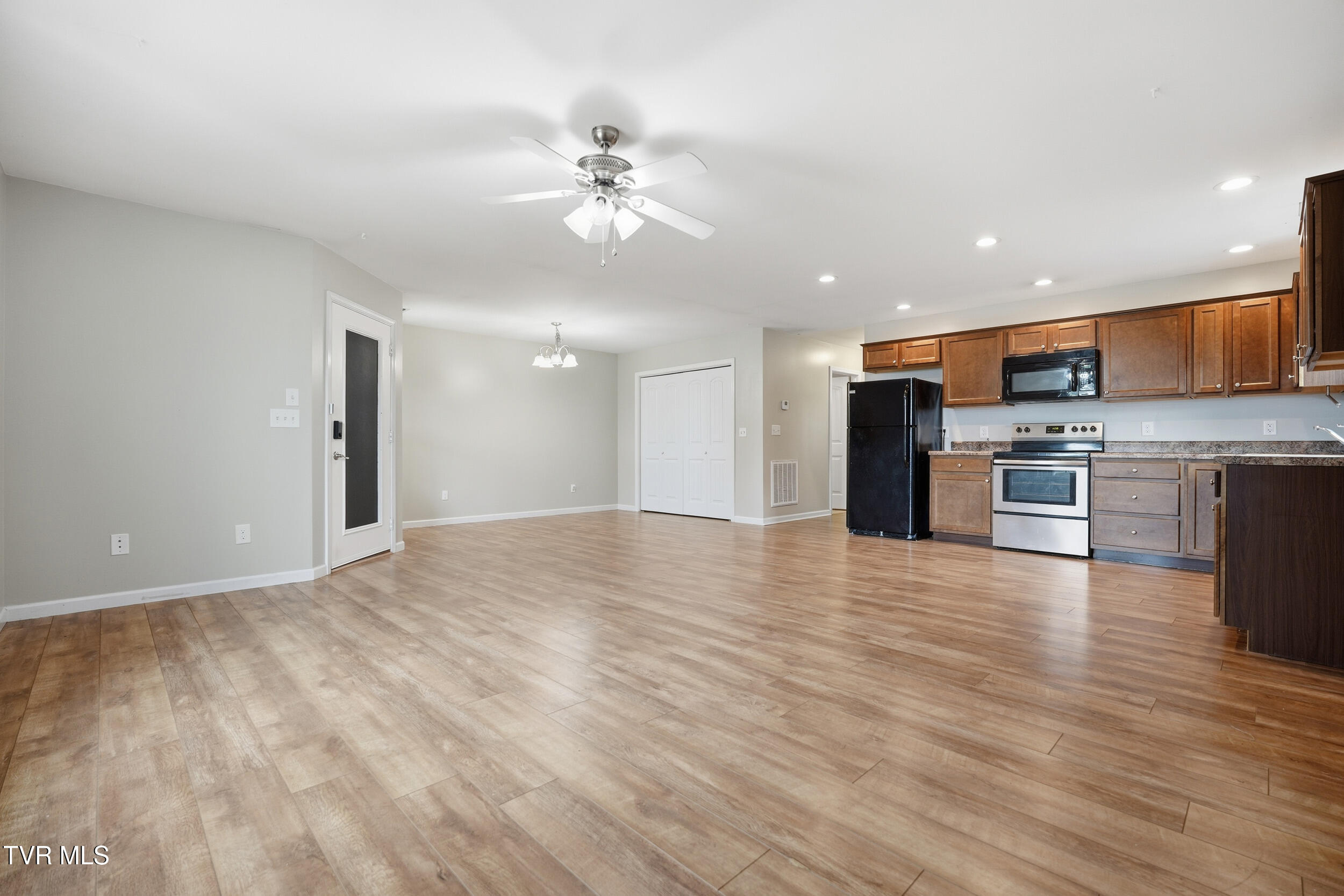 2504 Overlook Road Kingsport, TN 37664 - Photo 6 of 22 DSC02805