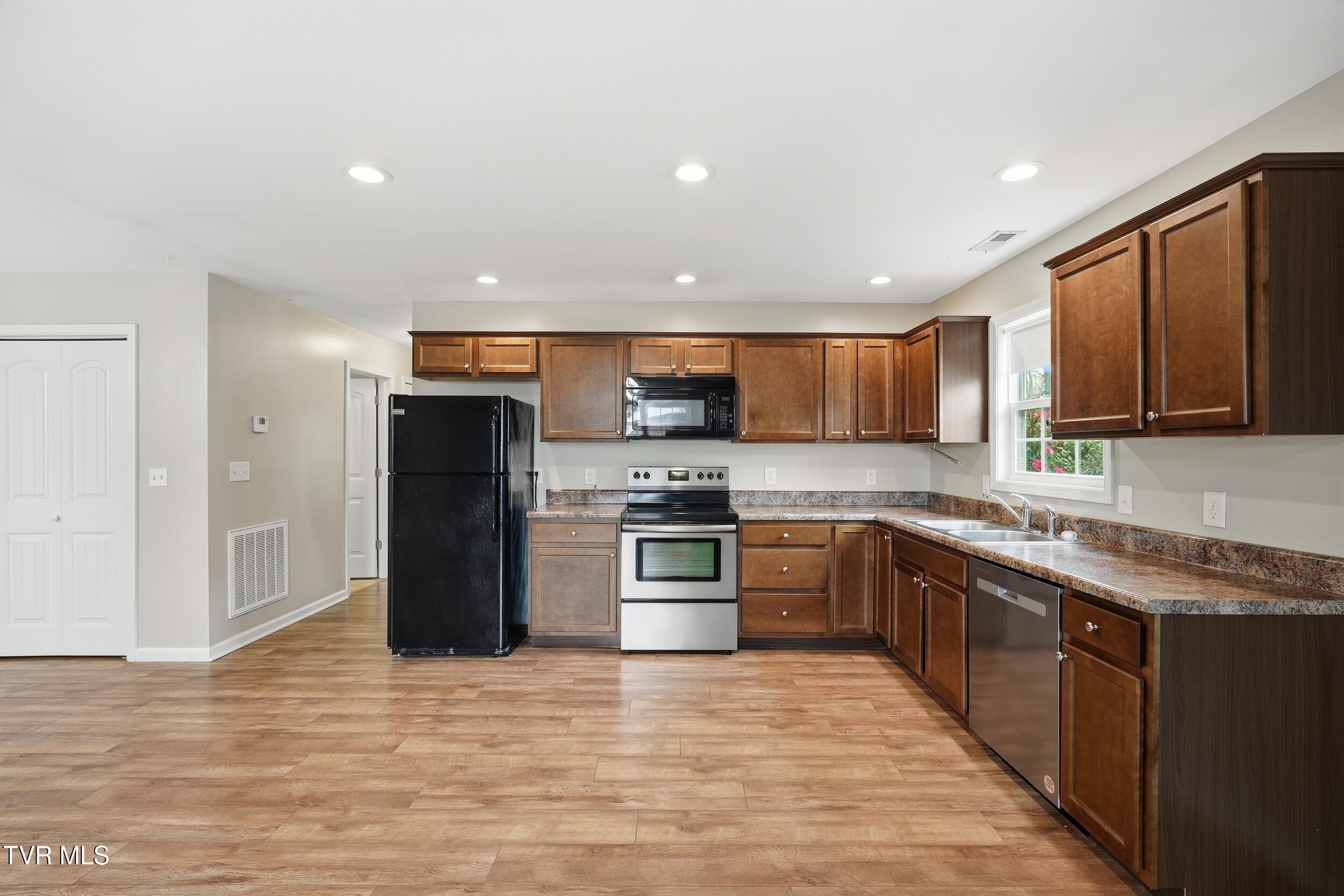 2504 Overlook Road Kingsport, TN 37664 - Photo 9 of 22 DSC02814