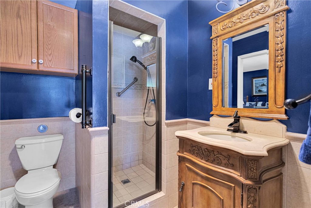 19955 Chickasaw Road Apple Valley, CA 92307 - Photo 36 of 60 a bathroom with a sink toilet and shower