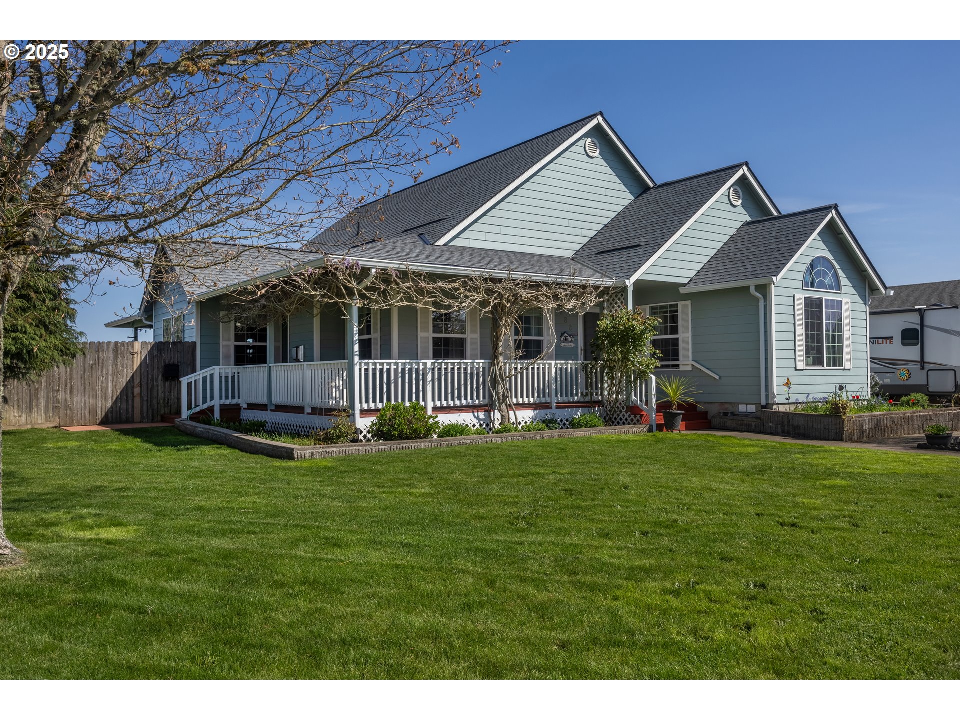 a view of a house with backyard and porch