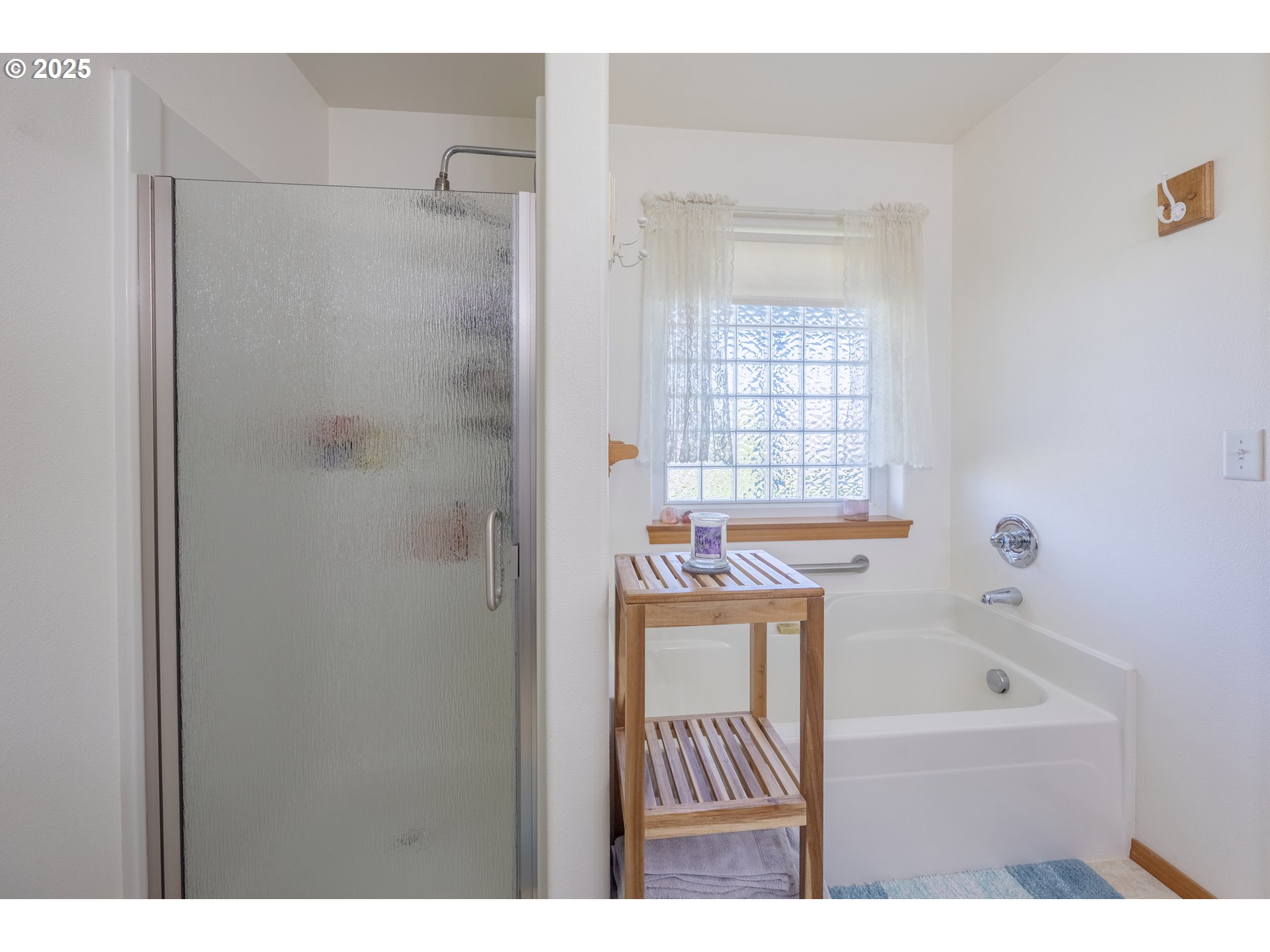 788 Southeast Meadows Loop Sheridan, OR 97378 - Photo 23 of 45 a bathroom with a bathtub and a shower
