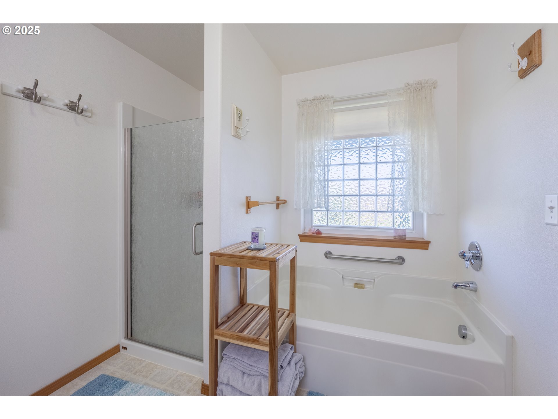 788 Southeast Meadows Loop Sheridan, OR 97378 - Photo 24 of 45 a bathroom with a bath tub a sink and a window