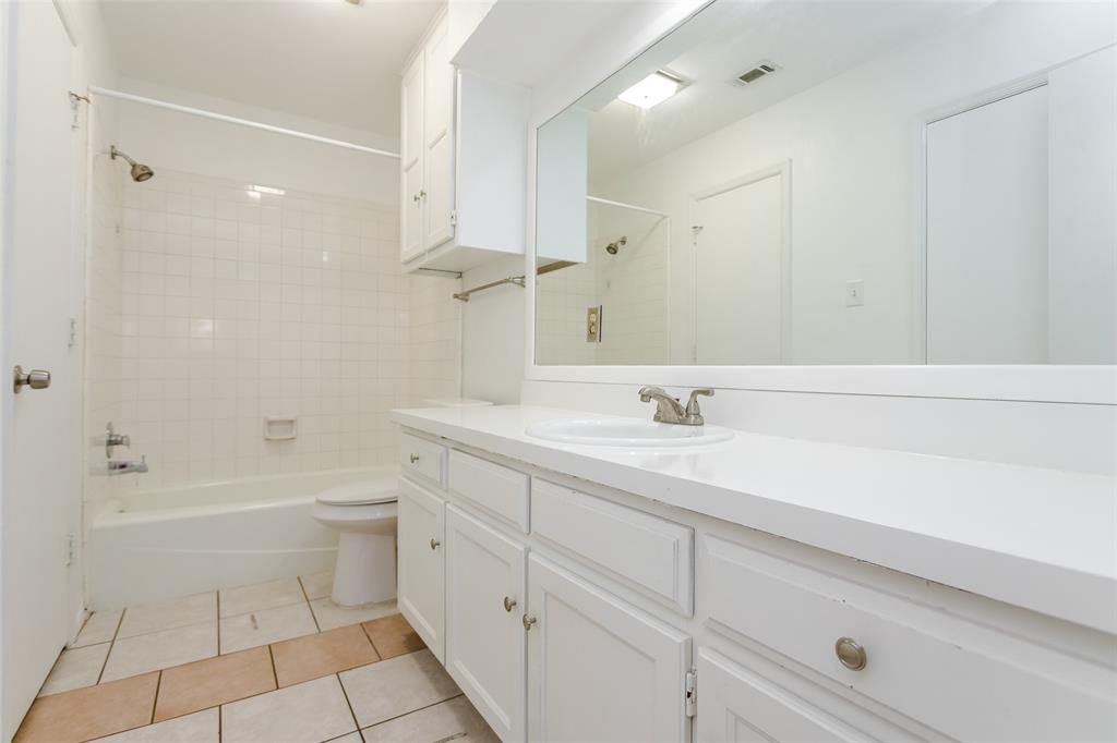 900 Milby Road Arlington, TX 76013 - Photo 17 of 28 a bathroom with a sink a toilet and a bathtub