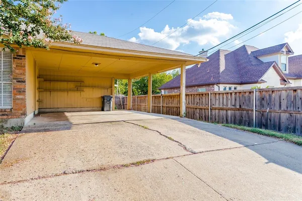 a view of a backyard