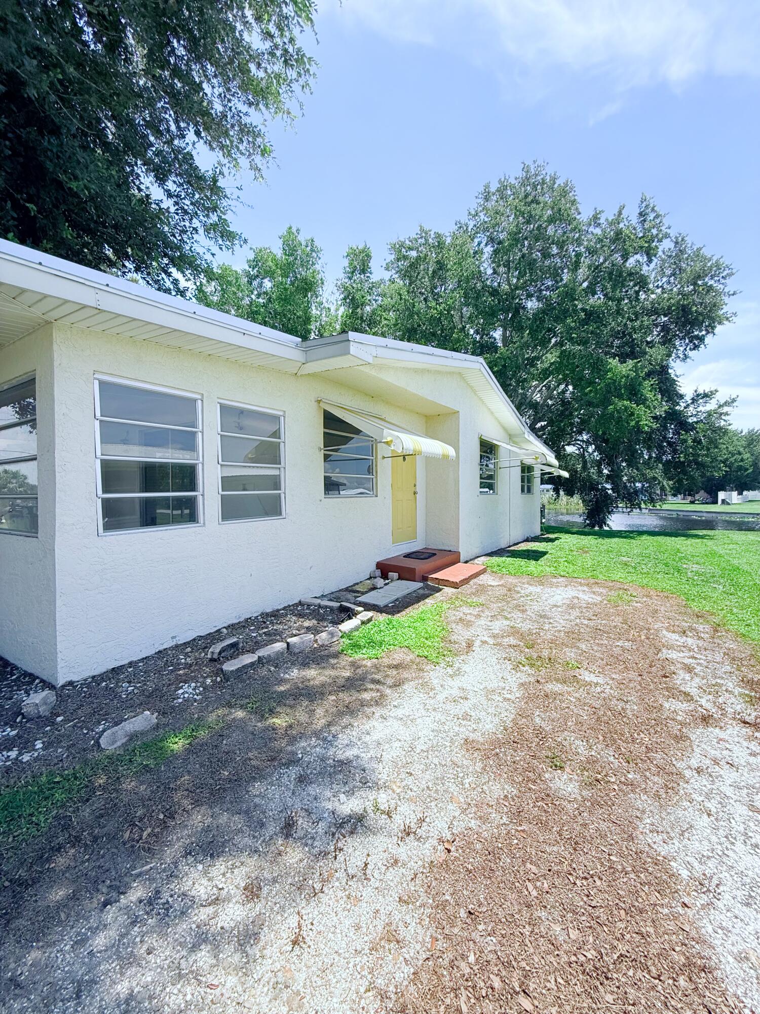 1025 Ash Circle Okeechobee, FL 34974 - Photo 3 of 26 IMG_1829