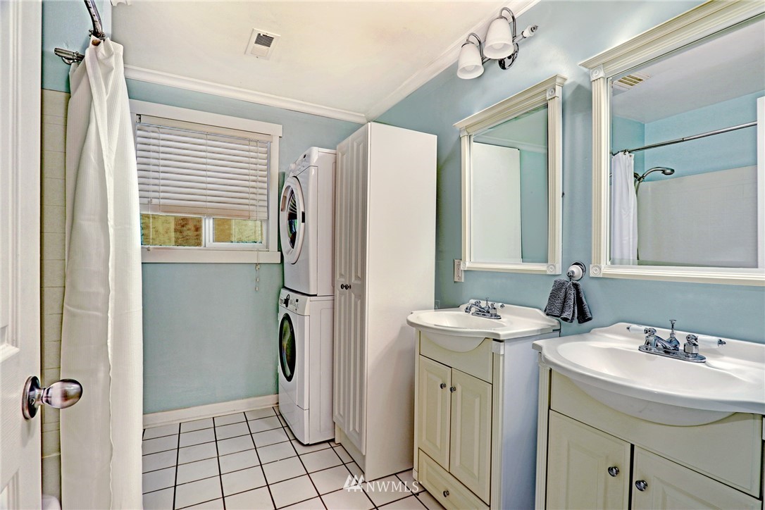 19670 Southeast 139th Place Renton, WA 98059 - Photo 11 of 25 a bathroom with a sink double vanity and a mirror