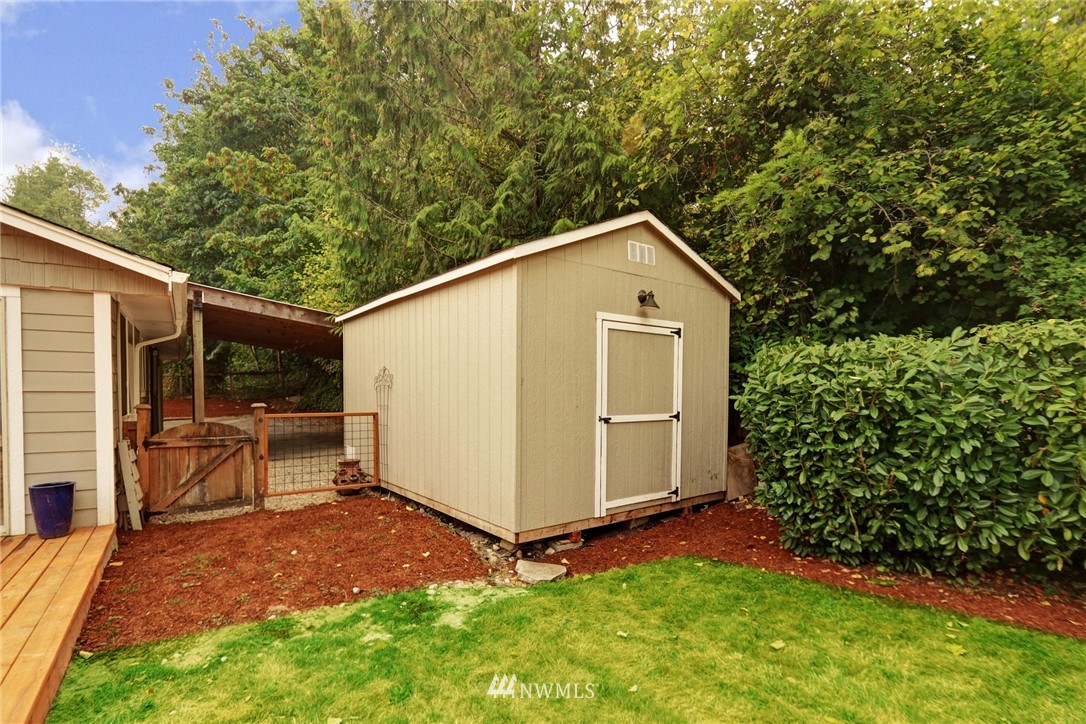 19670 Southeast 139th Place Renton, WA 98059 - Photo 23 of 25 a view of backyard with large tree and wooden fence