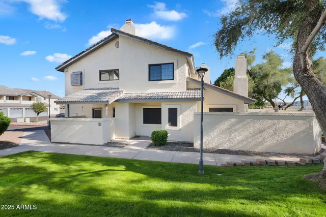 a picture of a wall with a picture