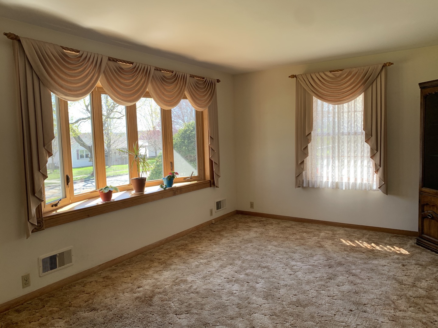 212 West Iowa Street Spring Valley, IL 61362 - Photo 4 of 18 a view of an empty room and window