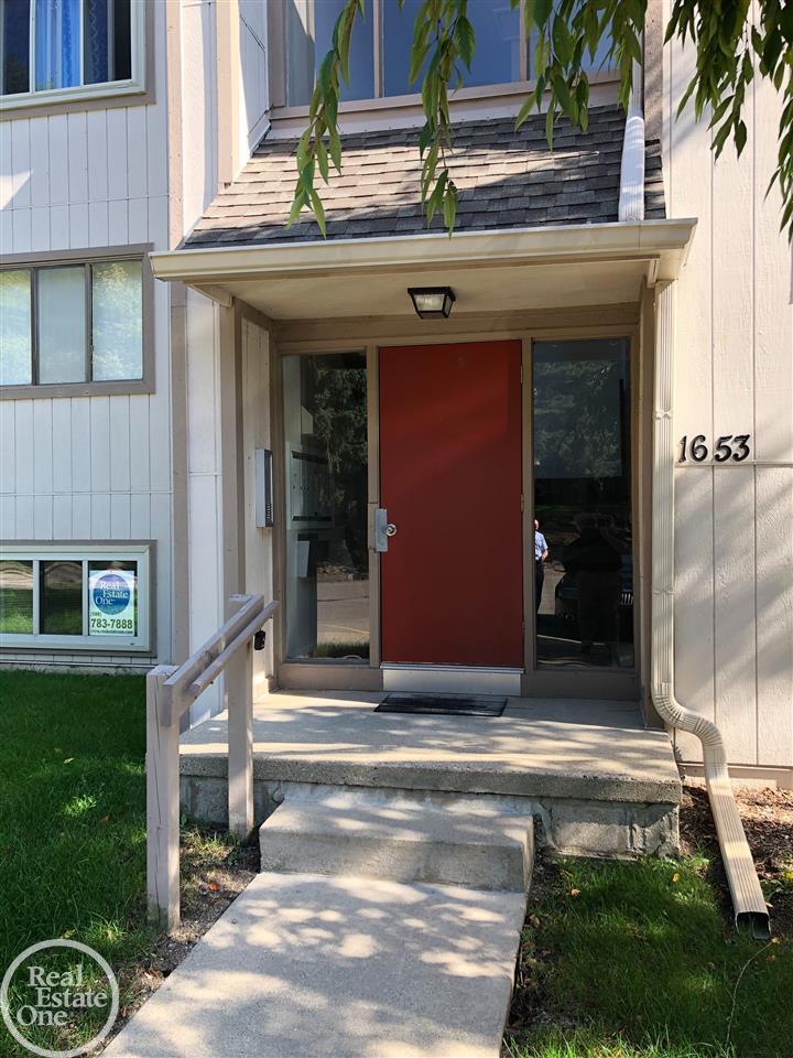 1653 Riverside Drive Rochester, MI 48309 - Photo 1 of 8 31397041.JPG