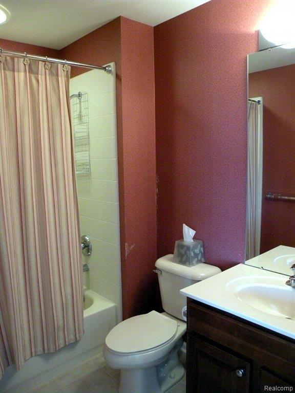 2046 Aberdeen Court Rochester, MI 48306 - Photo 20 of 31 Bathroom