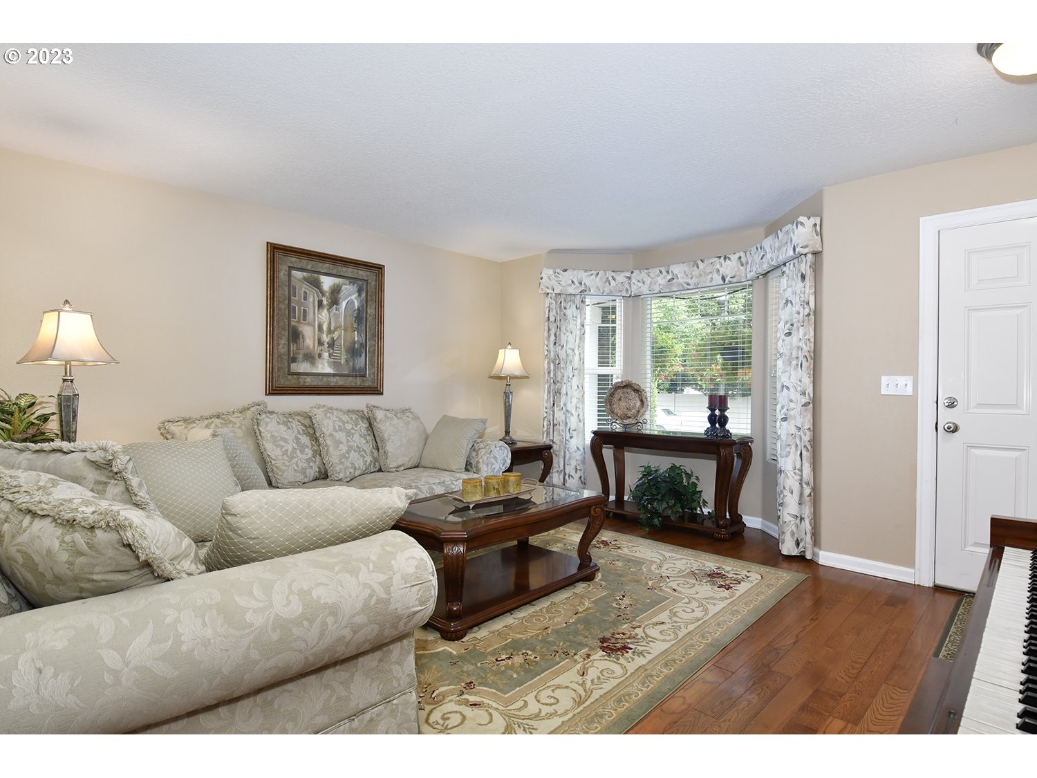 2112 Northwest 10th Street Battle Ground, WA 98604 - Photo 3 of 29 a living room with furniture and a lamp