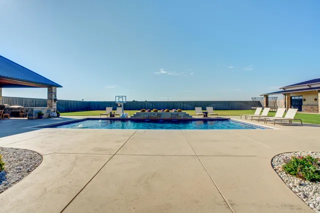 $2,200,000 | 8216 East County Road 6100, Idalou, TX 79329