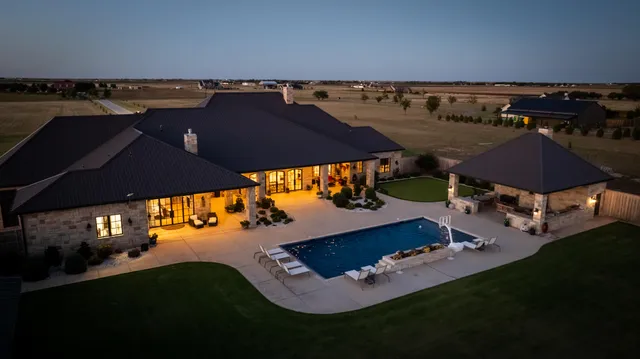 $2,200,000 | 8216 East County Road 6100, Idalou, TX 79329