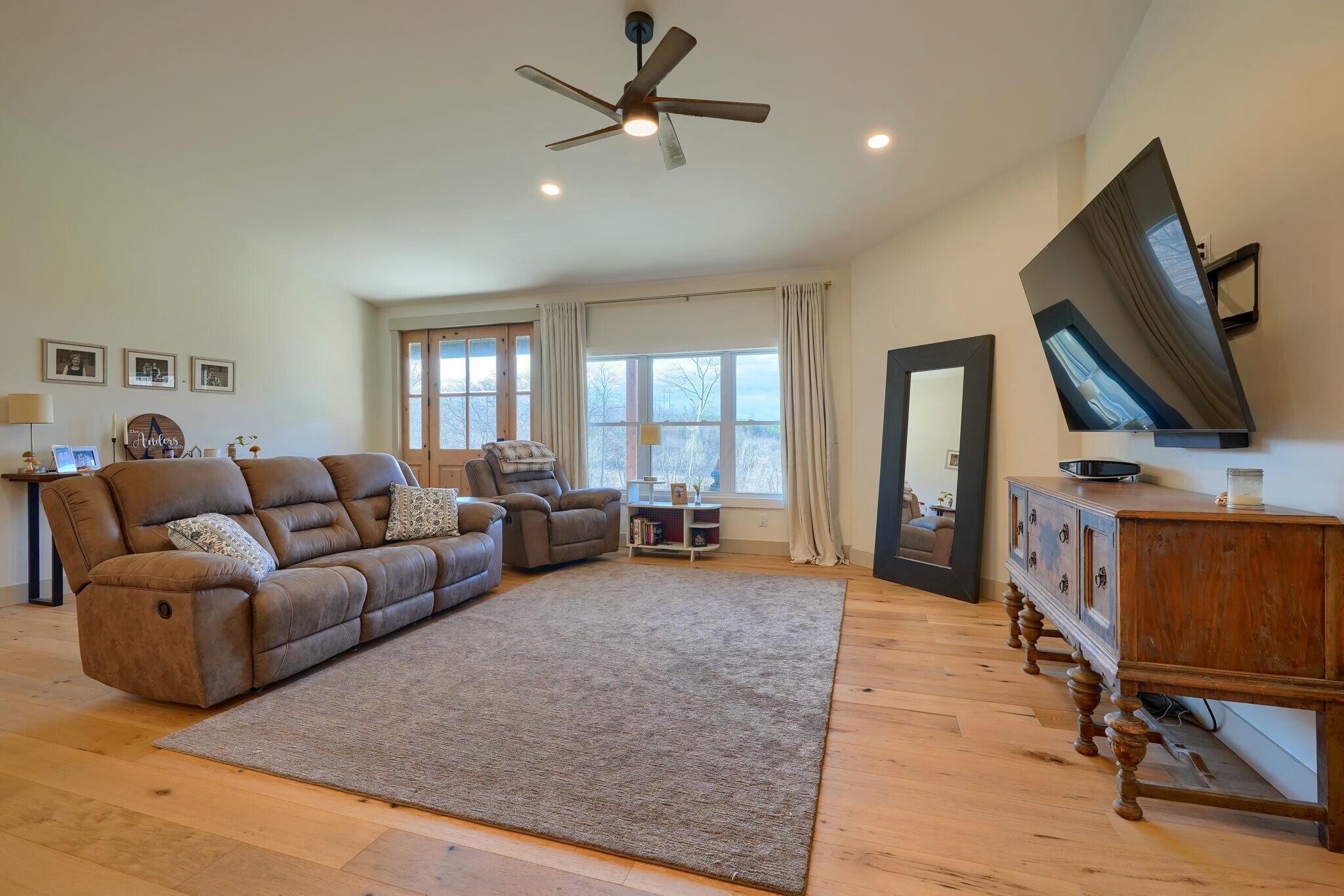1549 Keystone Furnace Road Jackson, OH 45640 - Photo 15 of 58 Living Room