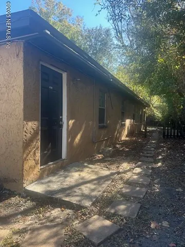 a view of a house with backyard