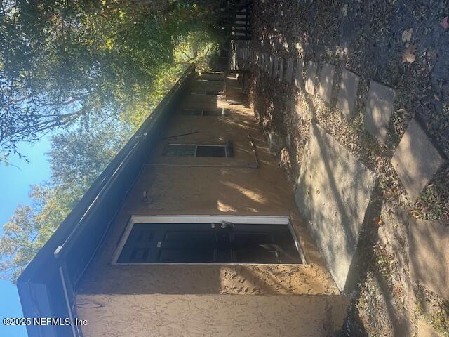 a view of a house with backyard