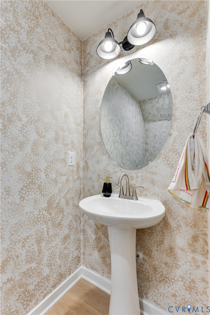 1900 Roseneath Road, Unit 8B Richmond, VA 23230 - Photo 21 of 50 Bathroom featuring baseboards and wallpapered wall