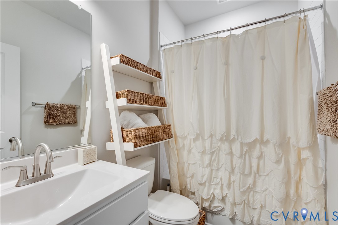 1900 Roseneath Road, Unit 8B Richmond, VA 23230 - Photo 35 of 50 Full bathroom featuring vanity and shower / bath c