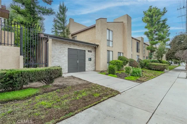 $497,500 | 22038 Vanowen Street, Unit 113, Woodland Hills, CA 91303